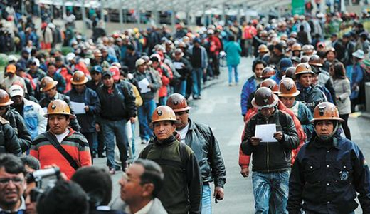 Bolivia_mineros_filas