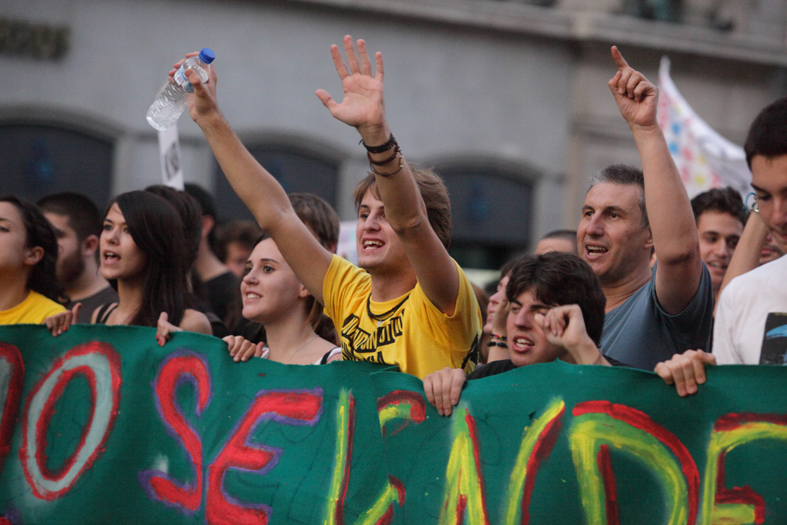 estudiantes-pancarta-verde