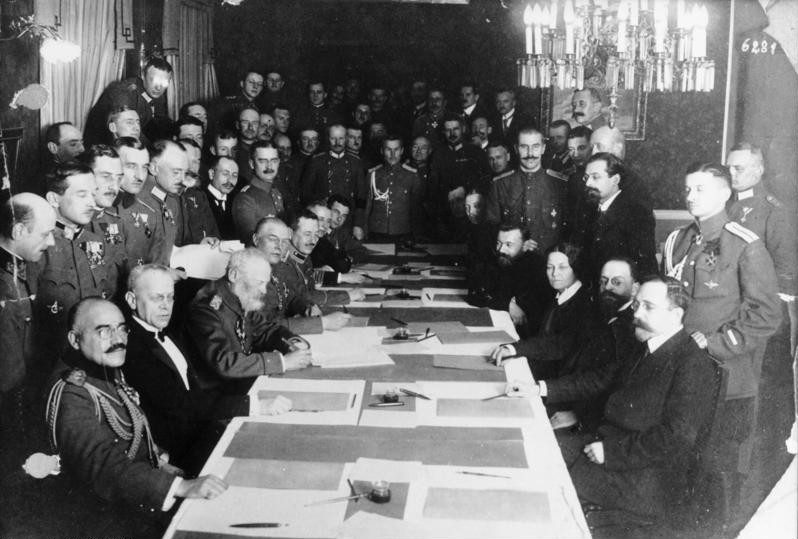 Brest Litovsk signing CC BY SA 3dot0 de Bundesarchiv Bild 183 R92623 