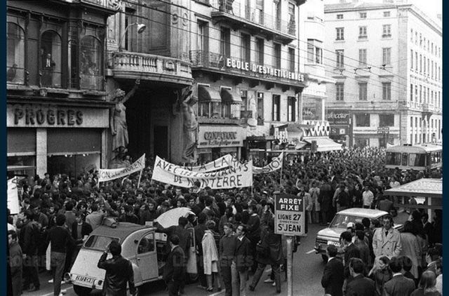 devant le siege du progres rue de la republique a lyon ou les slogans non a la violence non a la repression sont scandes par la foule archives le progres 1503494138