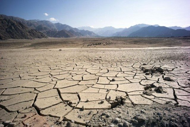 Each year wealth flows from rich to poor nations (capital investment, aid, loans etc.) and vice versa (interest on loans, repatriation of profits, etc.). The net direction of flow however is one of $2tn from the poor countries to the rich! / Image: public domain