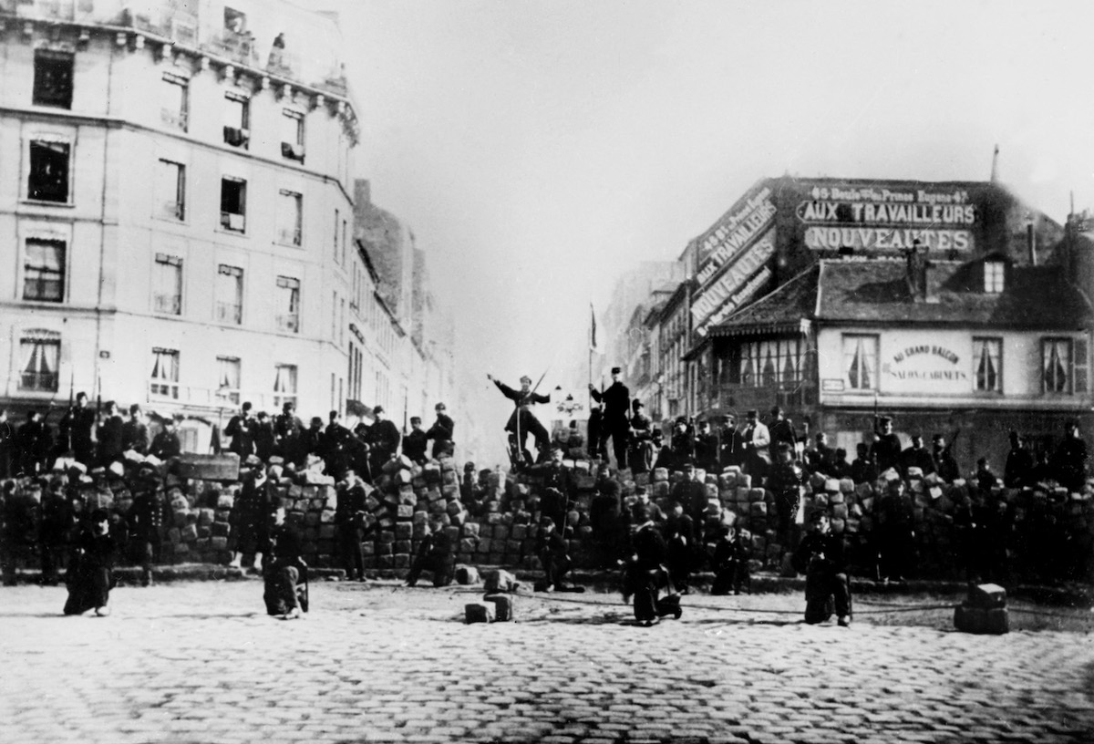 Picture taken on March 18, 1971 of the Paris Commune insurrection at the Boulevard de MÈnilmontant, in Paris. (Photo by ANONYME / AFP)