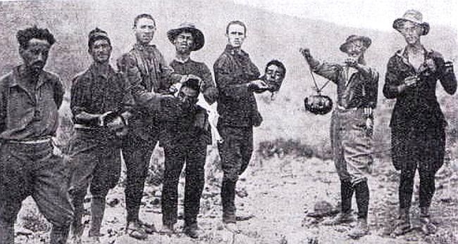 Legionarios con cabezas de rifeños decapitados.