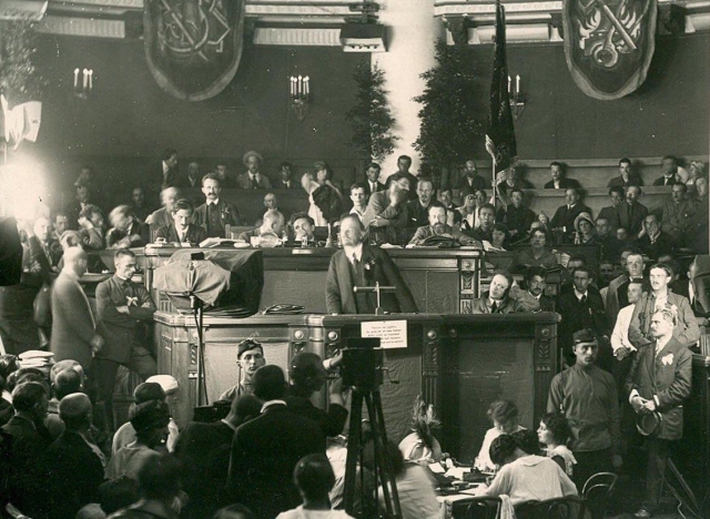 Inauguración del II Congreso de la Internacional Comunista, con Lenin en la tribuna. Moscú, 1920.
