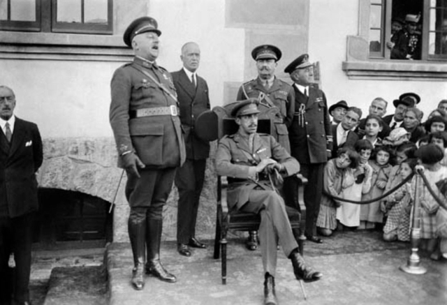 El PCE sufrió una dura persecución durante la dictadura de Primo de Rivera. Aquí, Primo de Rivera de pie. Sentado, Alfonso XIII.