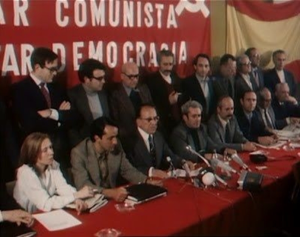 El Comité Central del PCE comparece públicamente tras reconocer la monarquía y la bandera rojigualda, que es exhibida en la sala. Abril de 1977